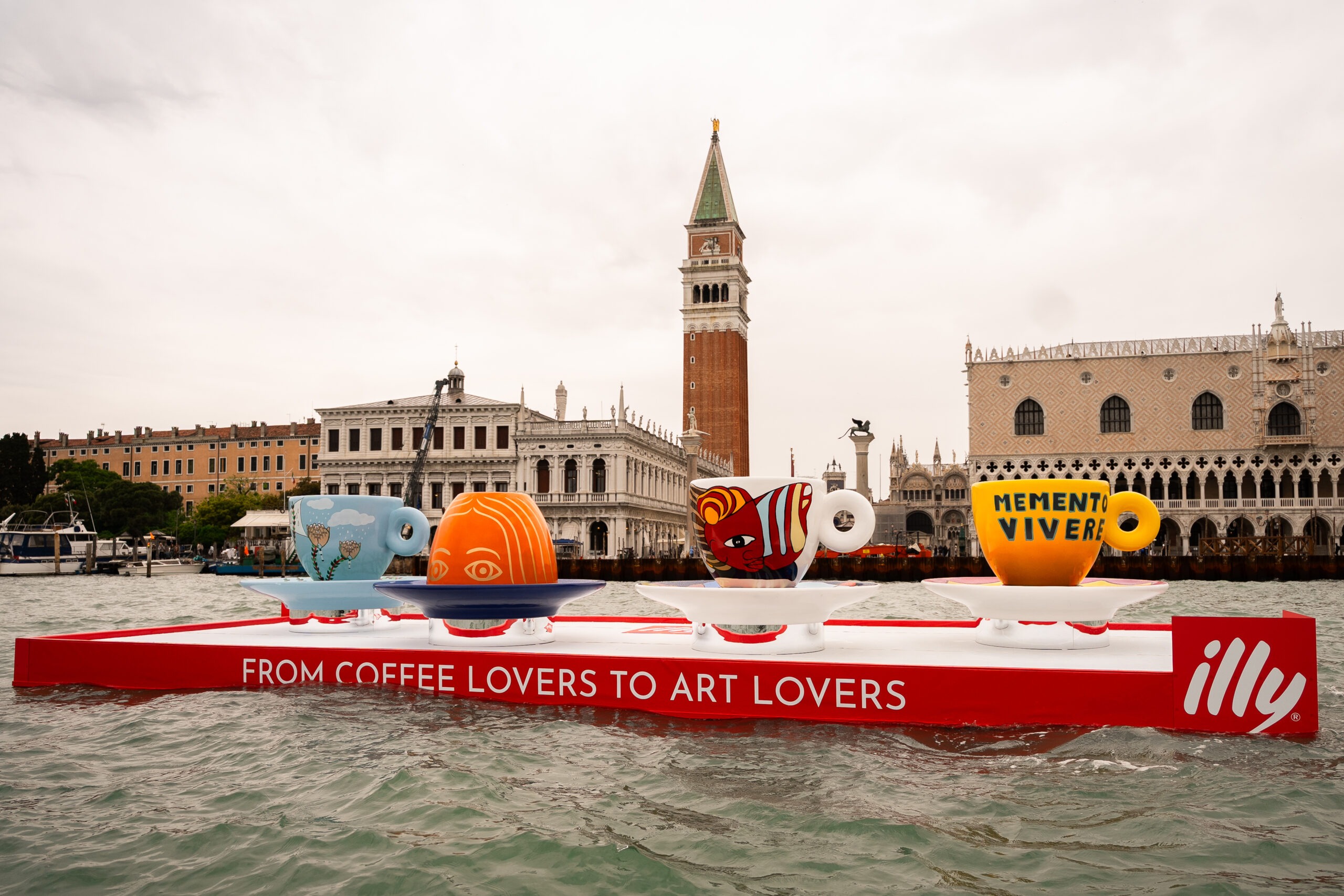Giant cups illy in Venice, credit illycaffè