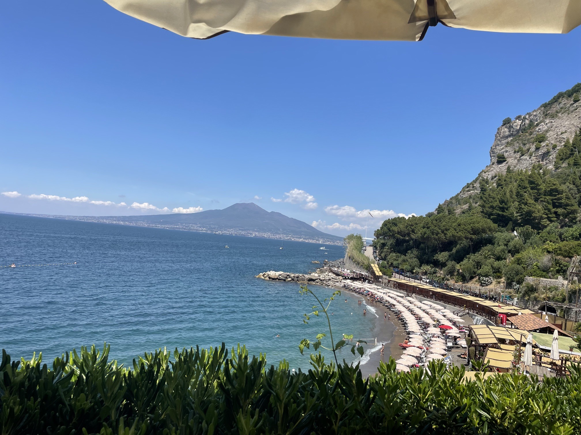 Il Bikini beach wth the vesuvio in front